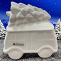 Tiziano Keramik-Bus in Creme mit Tannenbaum auf dem Dach, festliche Weihnachtsdekoration im Winterambiente.