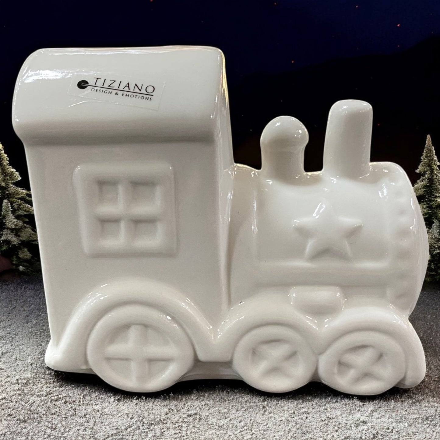 Tiziano Keramik-Lok in Creme mit Sternverzierung, winterliche Weihnachtsdekoration vor nächtlichem Hintergrund.