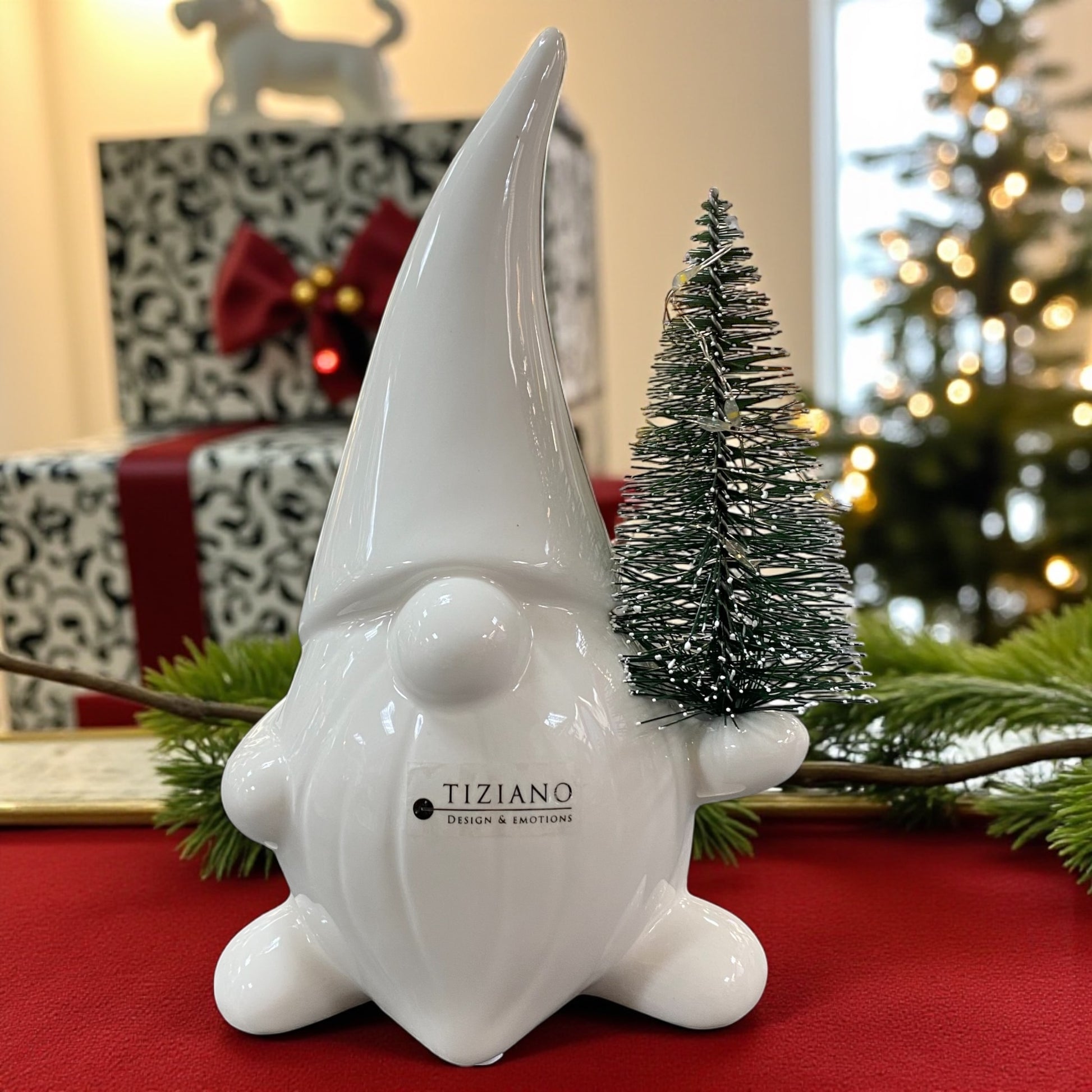 Ein kleiner creme-weißer Keramik Weihnachtsmann mit Tannenbaum, Serie Santa Stefano von Tiziano im Ambiente