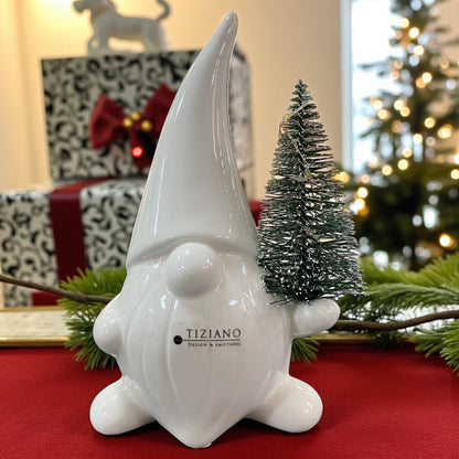 Ein kleiner creme-weißer Keramik Weihnachtsmann mit Tannenbaum, Serie Santa Stefano von Tiziano im Ambiente