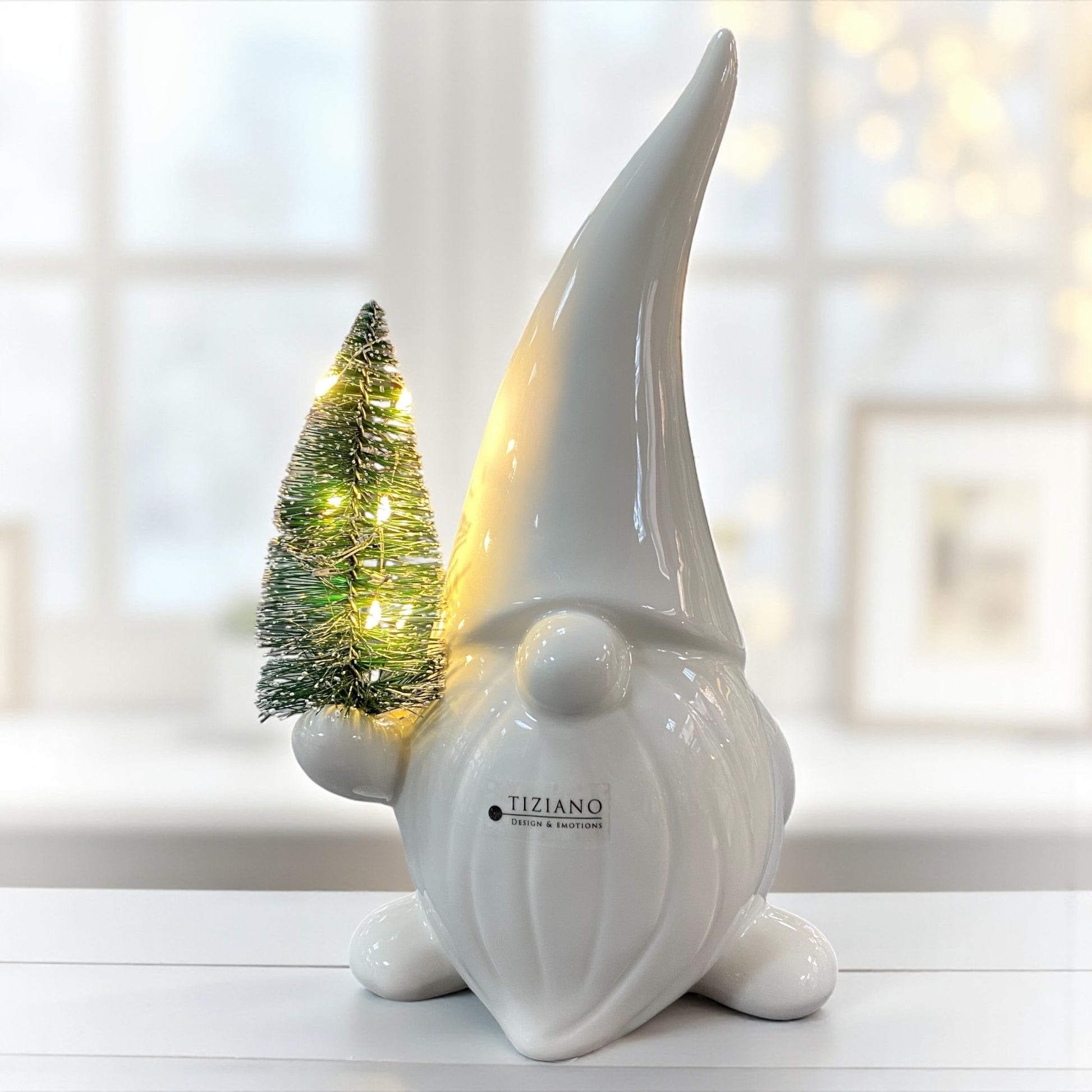 Ein creme-weißer Keramik Weihnachtsmann mit beleuchtetem Tannenbaum, Serie Santa Stefano von Tiziano im Ambiente