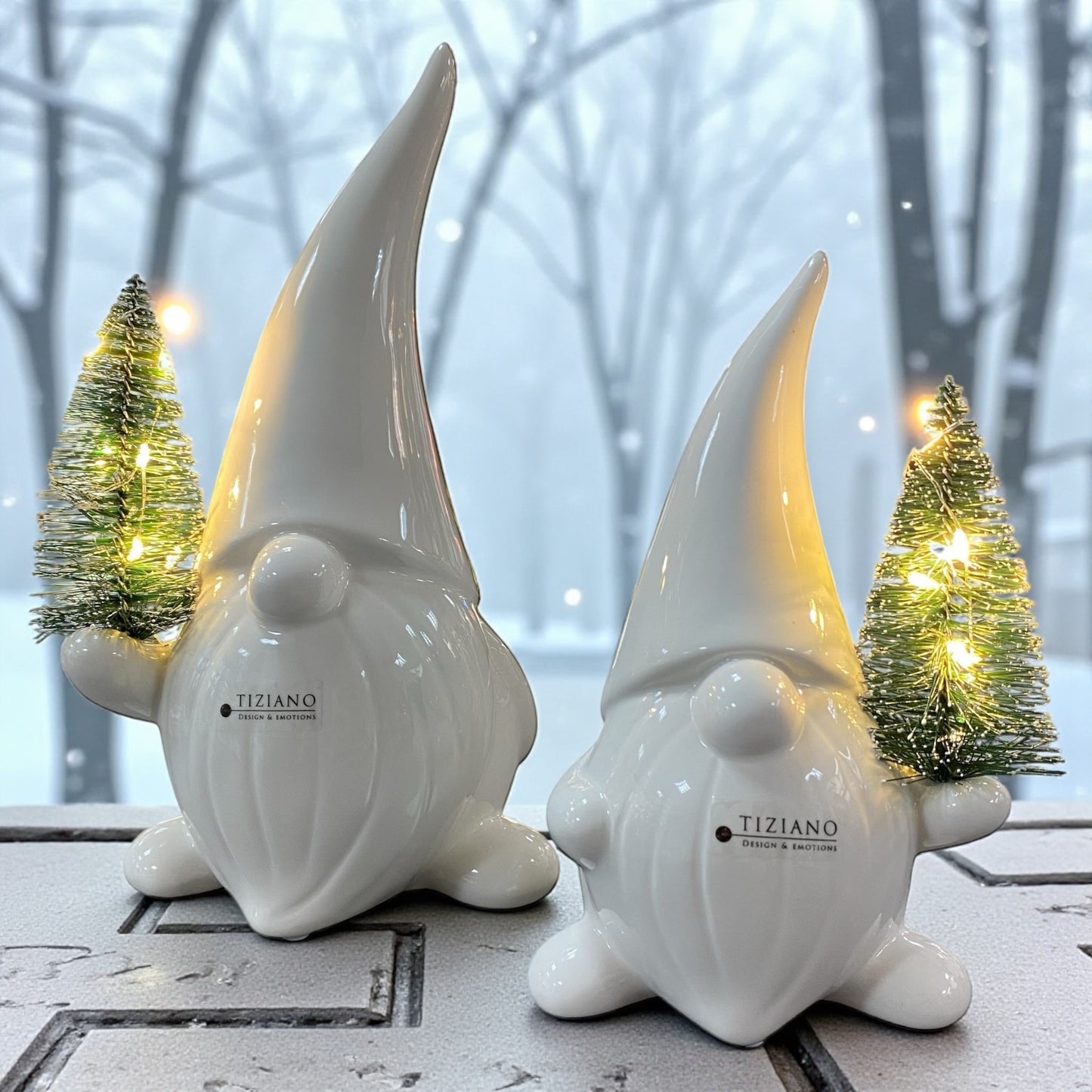 Zwei creme-weiße Keramik Weihnachtsmann Figuren mit beleuchtetem Tannenbaum, Serie Santa Stefano von Tiziano im Ambiente