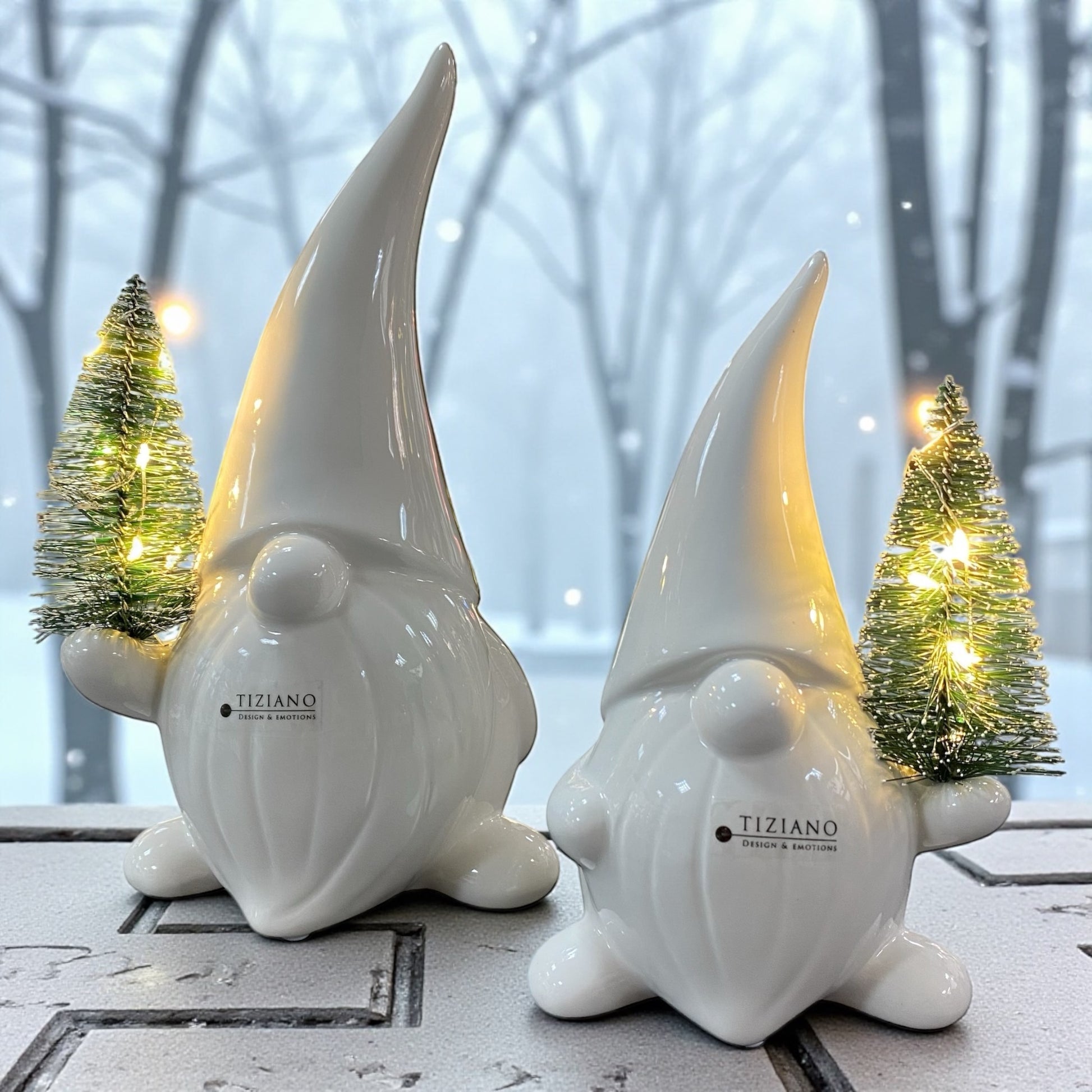 Zwei creme-weiße Keramik Weihnachtsmann Figuren mit beleuchtetem Tannenbaum, Serie Santa Stefano von Tiziano im Ambiente