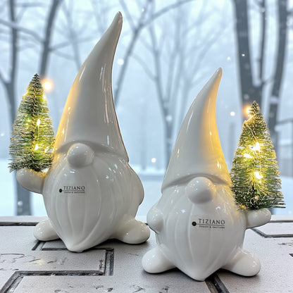 Zwei creme-weiße Keramik Weihnachtsmann Figuren mit beleuchtetem Tannenbaum, Serie Santa Stefano von Tiziano im Ambiente