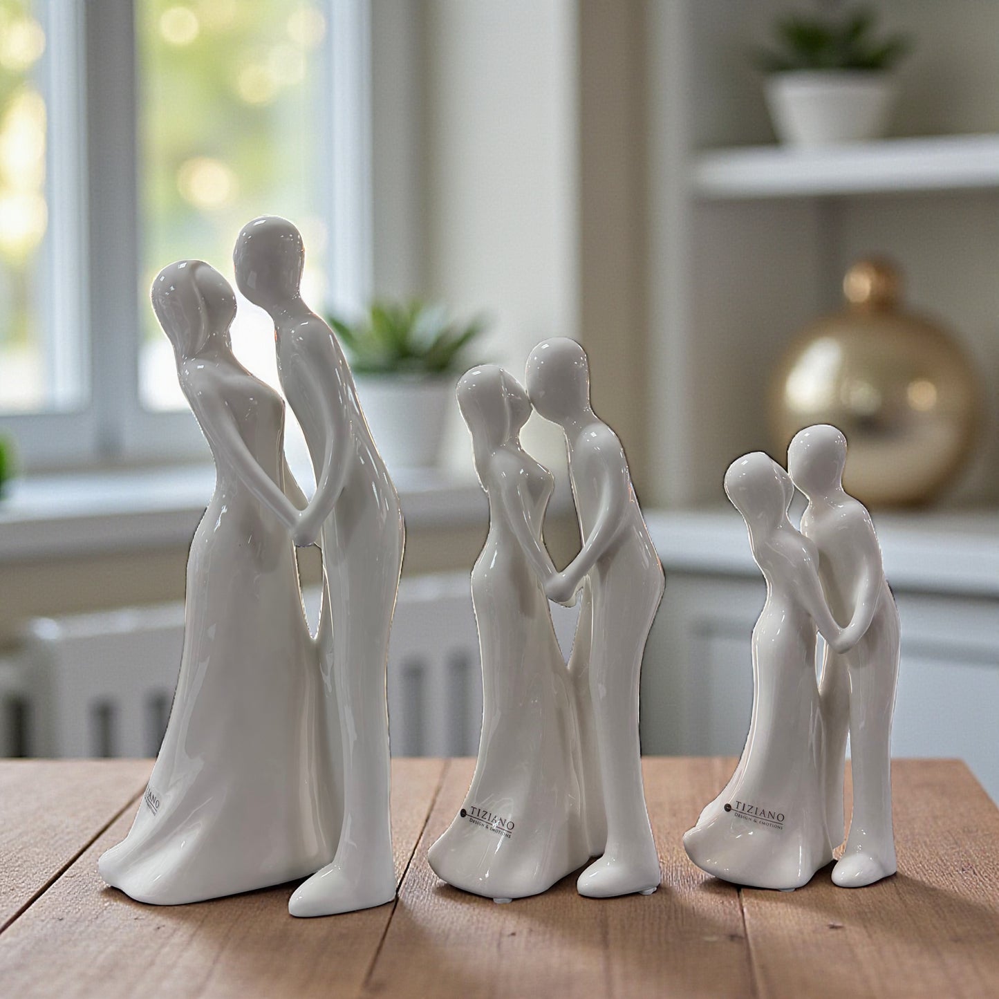 Keramik Dekofiguren Paar Hand in Hand in drei Größen auf Holztisch