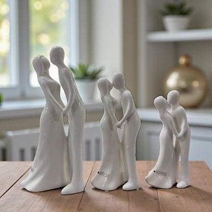 Keramik Dekofiguren Paar Hand in Hand in drei Größen auf Holztisch
