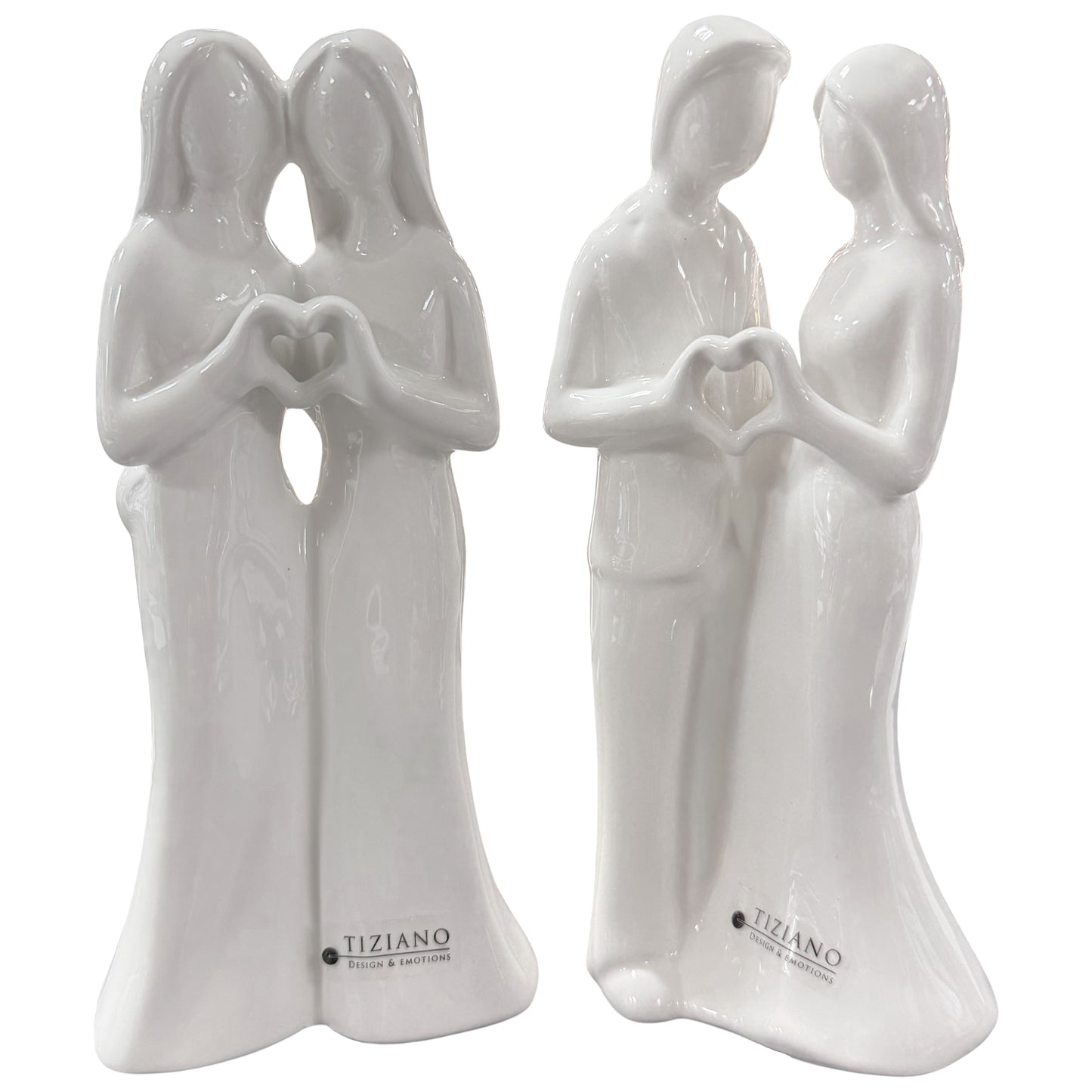 Zwei weiße Keramikfigurenpaare mit geformtem Herz aus den Händen vor weißem Hintergrund