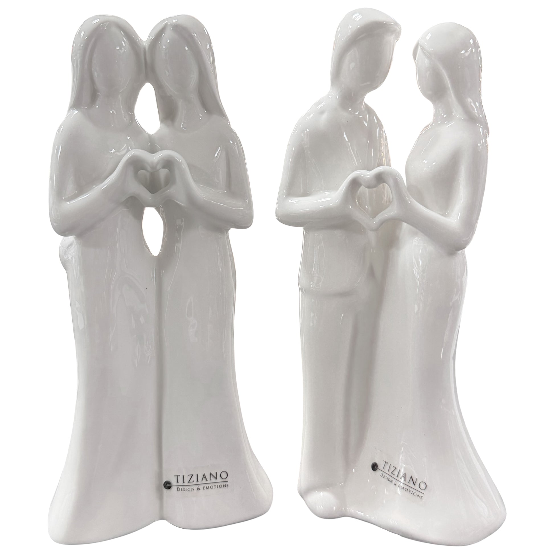 Zwei weiße Keramikfigurenpaare mit geformtem Herz aus den Händen vor weißem Hintergrund