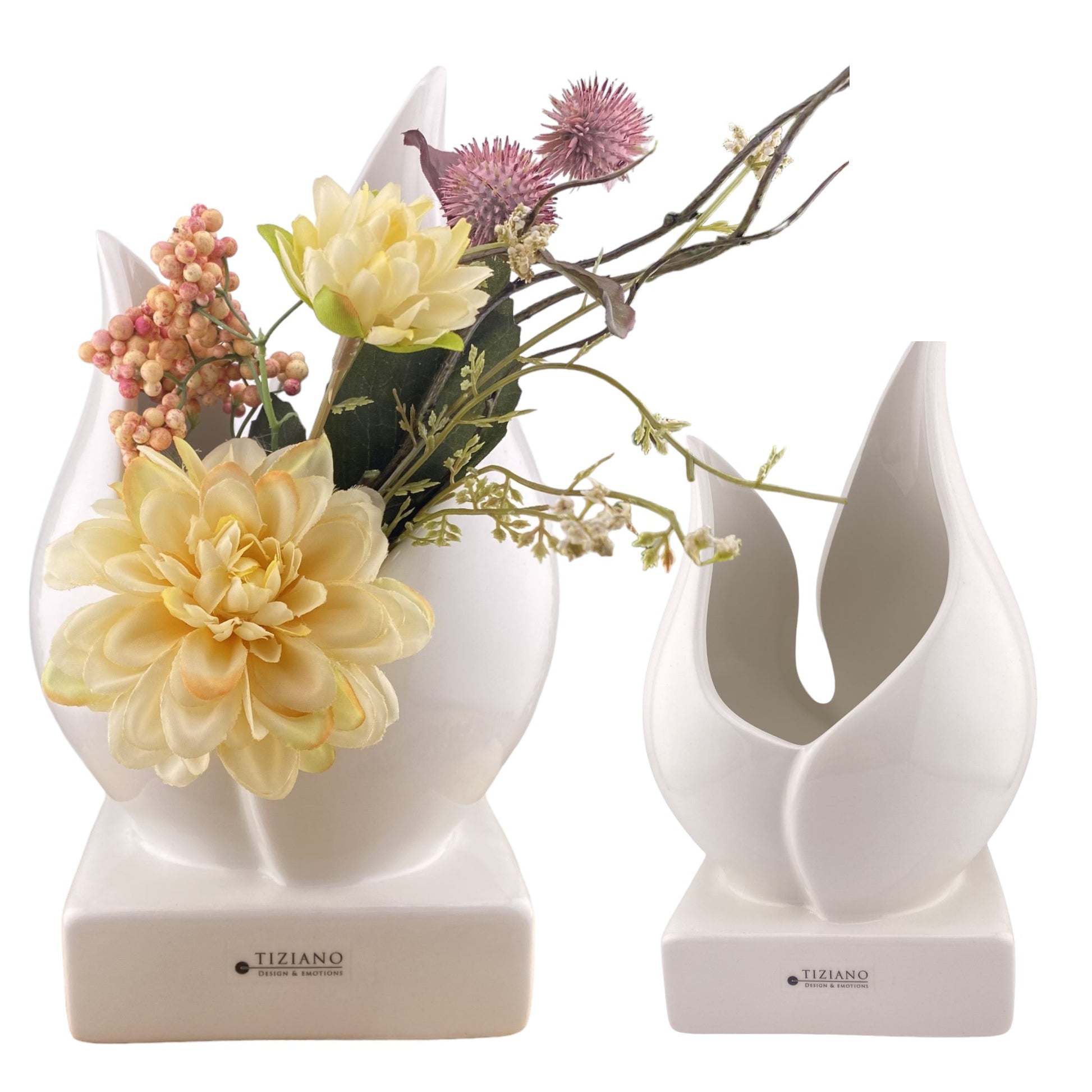 Zwei Pflanzenschalen aus creme-weißer Keramik, die vor weißem Hintergrund platziert und unterschiedlich groß sind. Die Vase besteht aus einem Sockel, auf dem zwei Blätter eine tulpenartige Vase und damit eine Öffnung formen.