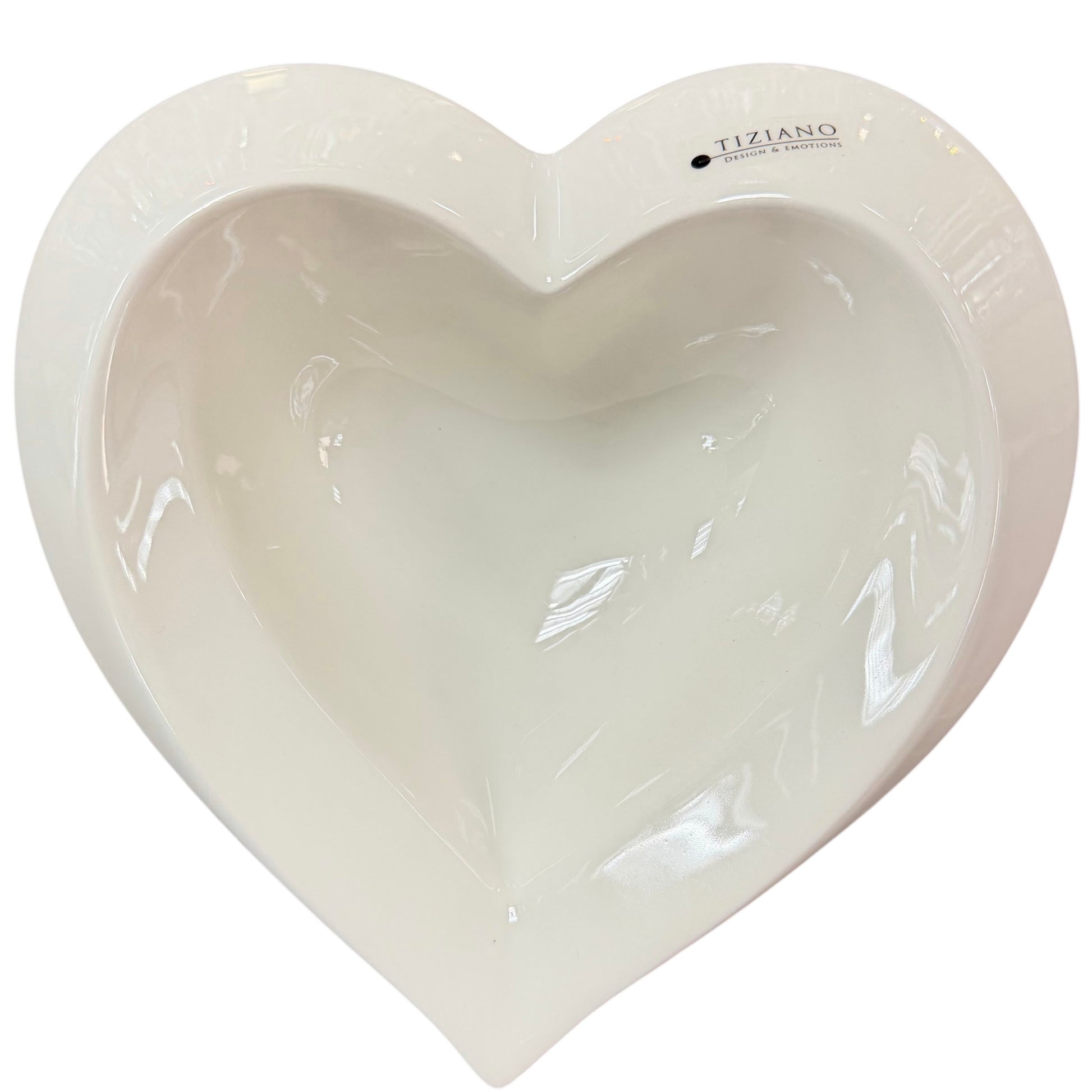 Herzförmige Keramikschale in Creme mit Markenaufdruck auf weißem Hintergrund
