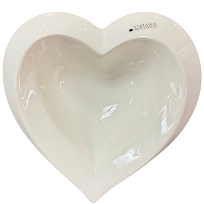 Herzförmige Keramikschale in Creme mit Markenaufdruck auf weißem Hintergrund
