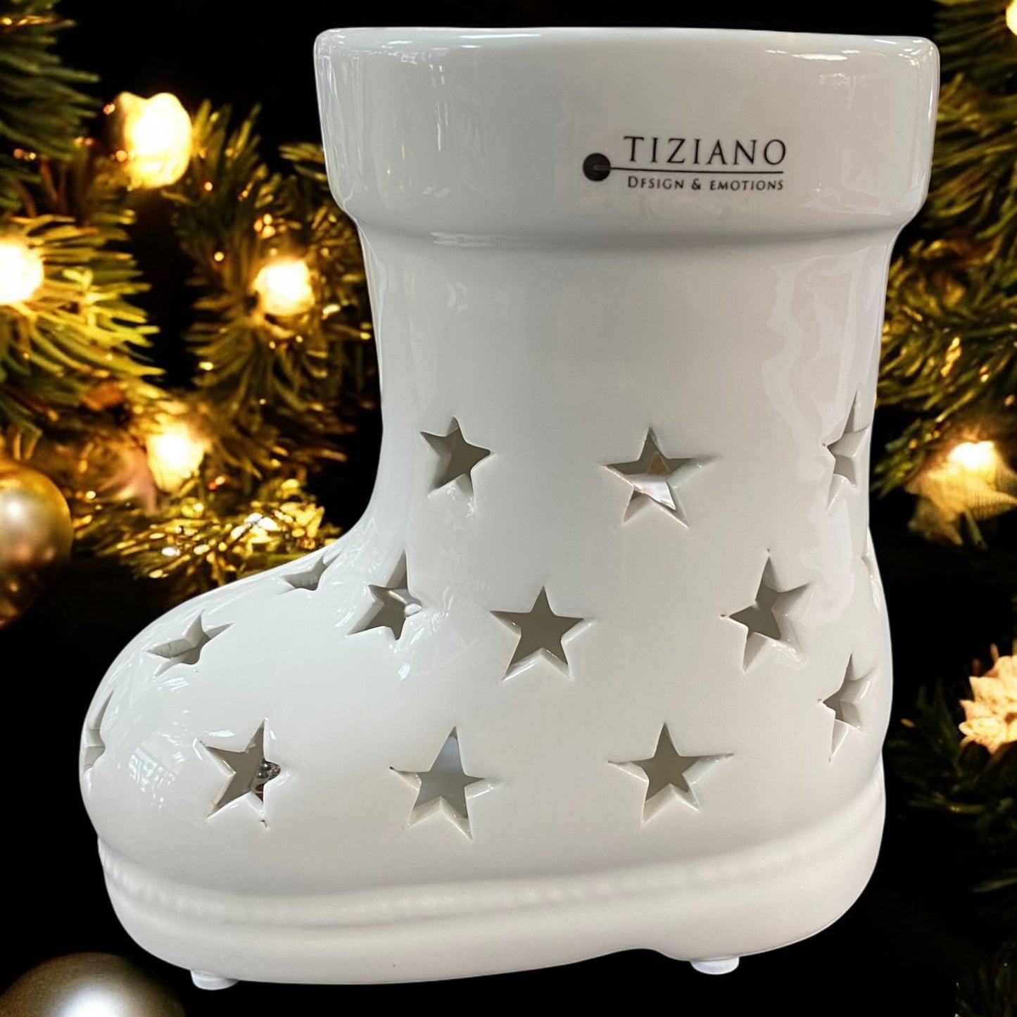 Ein creme-weißer Tiziano Keramik Nikolausstiefel mit sternförmigen Ausstanzungen im Ambiente