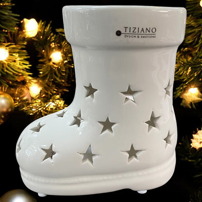 Ein creme-weißer Tiziano Keramik Nikolausstiefel mit sternförmigen Ausstanzungen im Ambiente