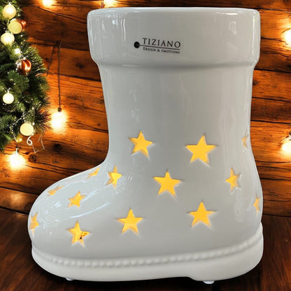 Ein creme-weißer Tiziano Keramik Nikolausstiefel mit LED Beleuchtung und sternförmigen Ausstanzungen im Ambiente
