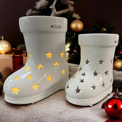 Zwei creme-weiße Tiziano Keramik Nikolausstiefel mit LED Beleuchtung und sternförmigen Ausstanzungen im Ambiente