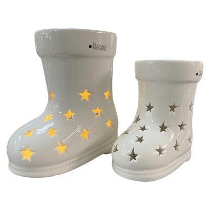 Zwei creme-weiße Tiziano Keramik Nikolausstiefel mit LED Beleuchtung und sternförmigen Ausstanzungen