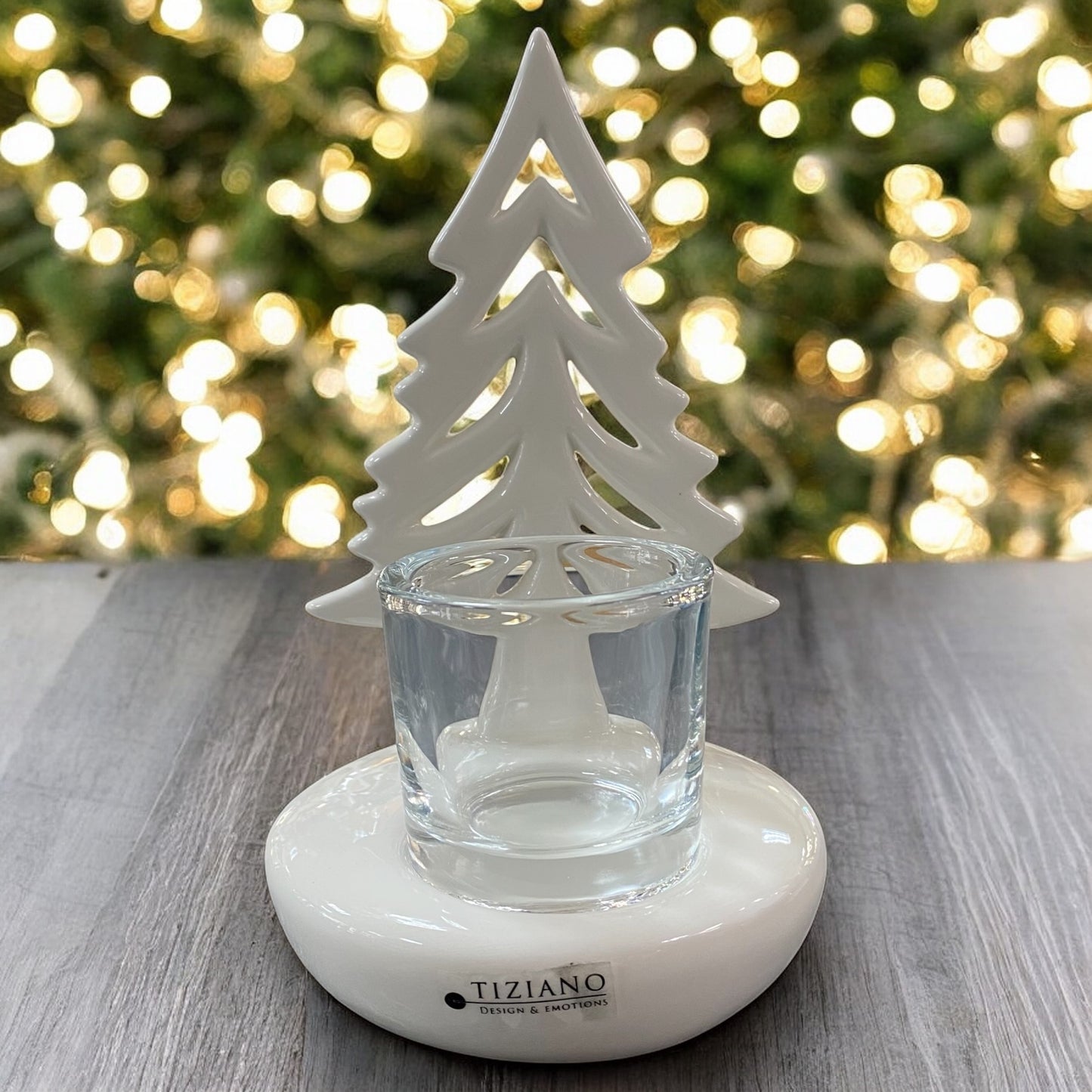 Keramik-Tannenbaum Joya von Tiziano mit Glaseinsatz für Teelichter, edel präsentiert vor Lichterhintergrund.