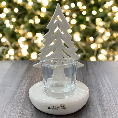 Keramik-Tannenbaum Joya von Tiziano mit Glaseinsatz für Teelichter, edel präsentiert vor Lichterhintergrund.