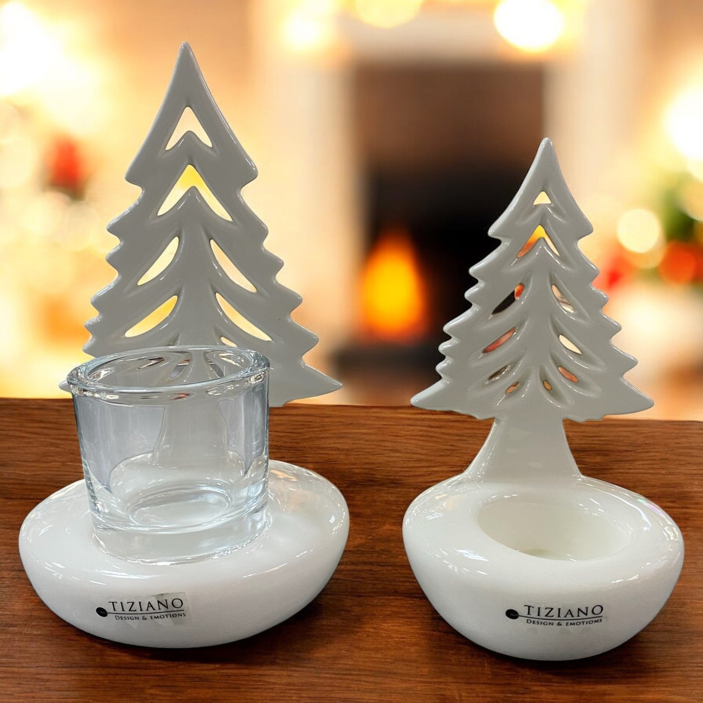 Zwei weiße Keramik-Tannenbäume mit Teelichthaltern von Tiziano, stilvoll vor Kaminfeuer arrangiert.