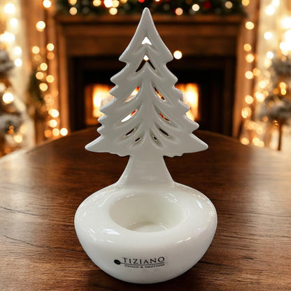 Weißer Keramik-Tannenbaum Joya von Tiziano als Teelichthalter, dekorativ auf Holztisch vor festlicher Beleuchtung.