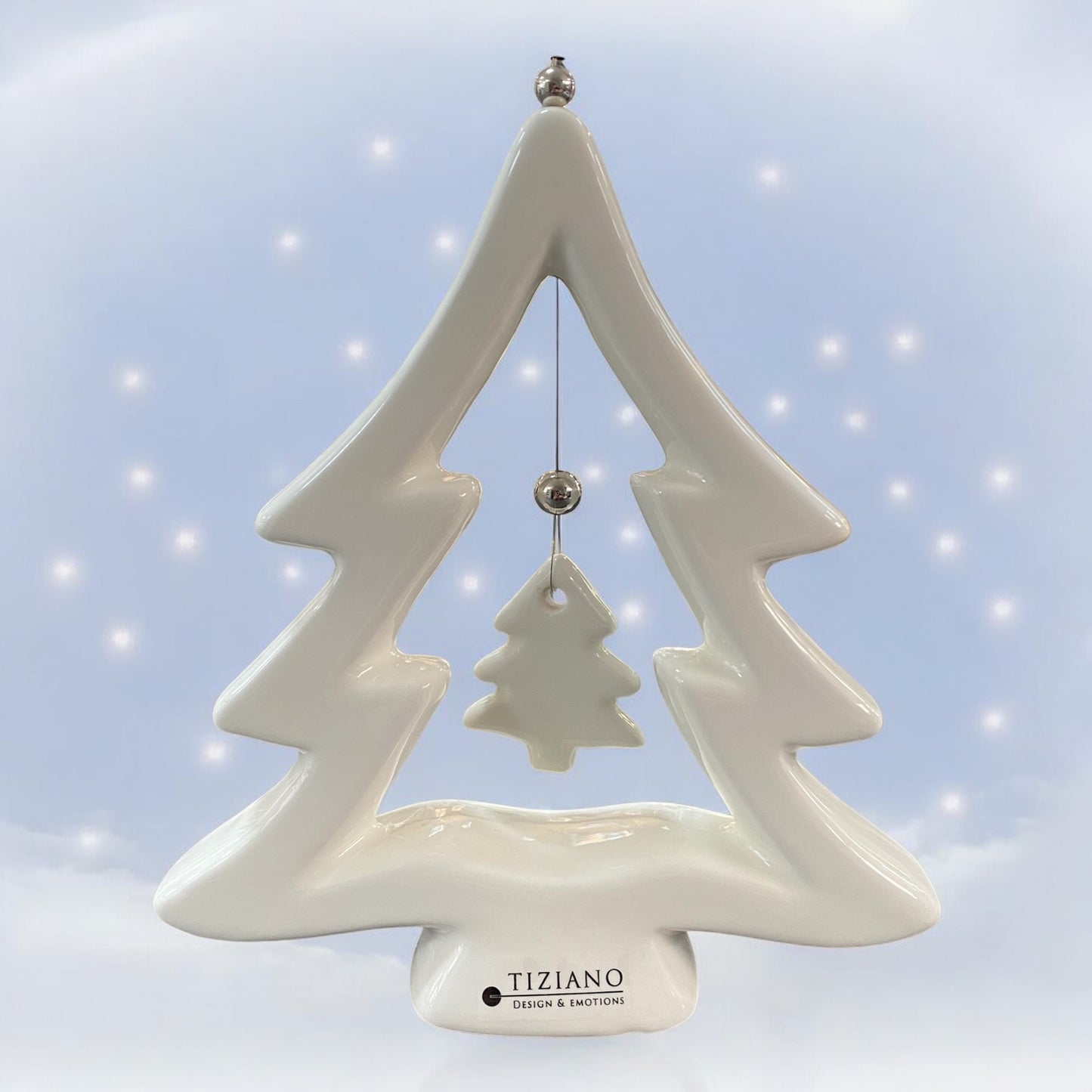 Ein Keramik Tannenbaum Saphira in Creme Weiß von Tiziano mit kleinem Tannenbaum Anhänger im Inneren im Ambiente