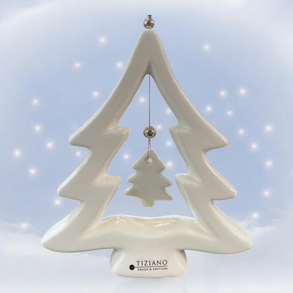Ein Keramik Tannenbaum Saphira in Creme Weiß von Tiziano mit kleinem Tannenbaum Anhänger im Inneren im Ambiente
