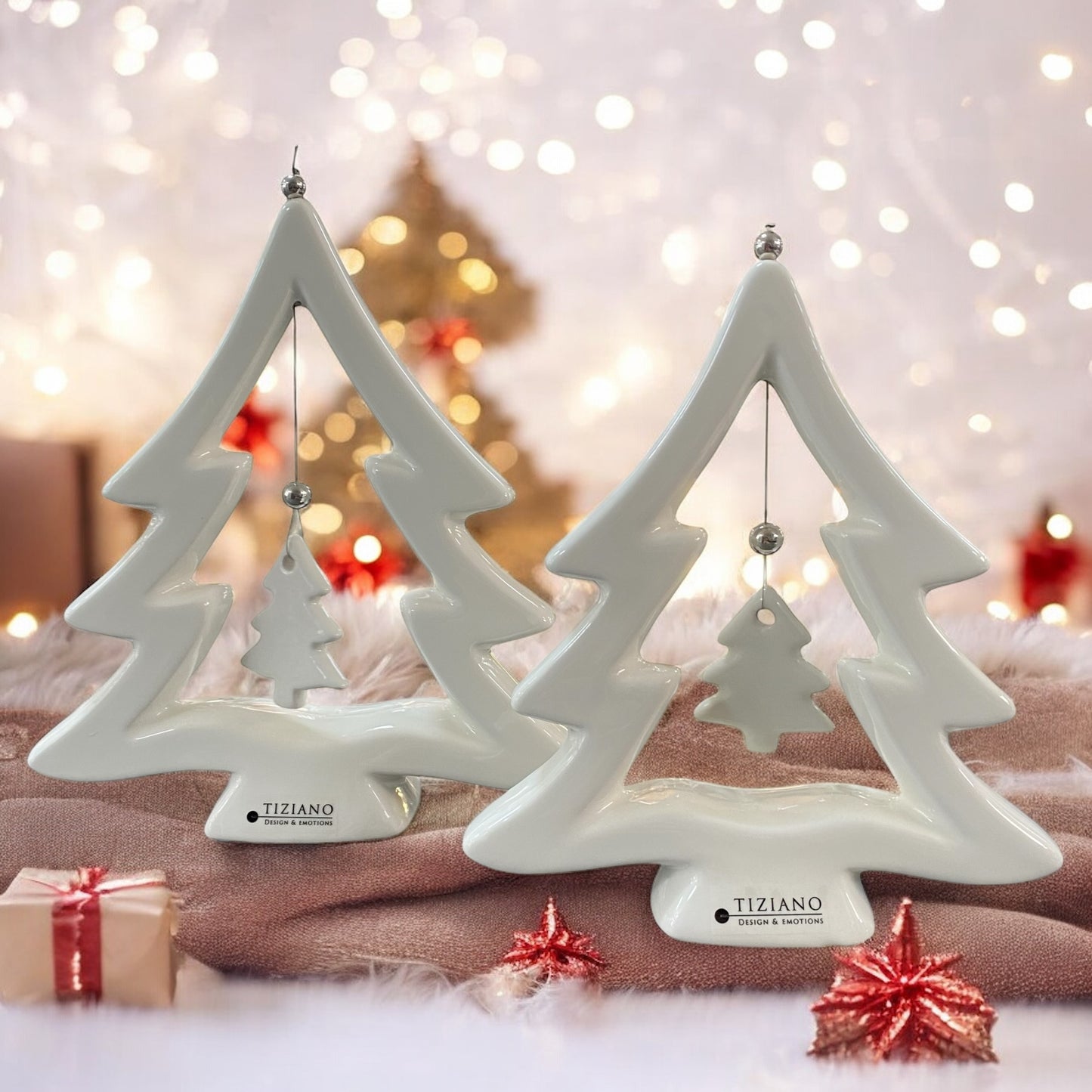 Zwei Keramik Tannenbäume Saphira in Creme Weiß von Tiziano mit kleinem Tannenbaum Anhänger im Inneren im Ambiente