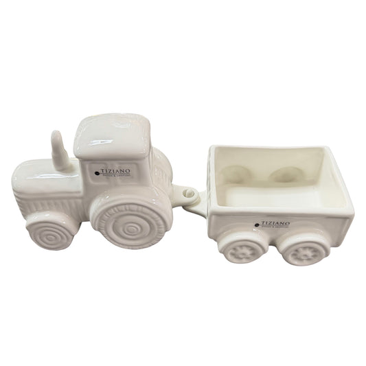 Weißer Tiziano Keramik-Traktor mit offenem Anhänger vor weißem Hintergrund.