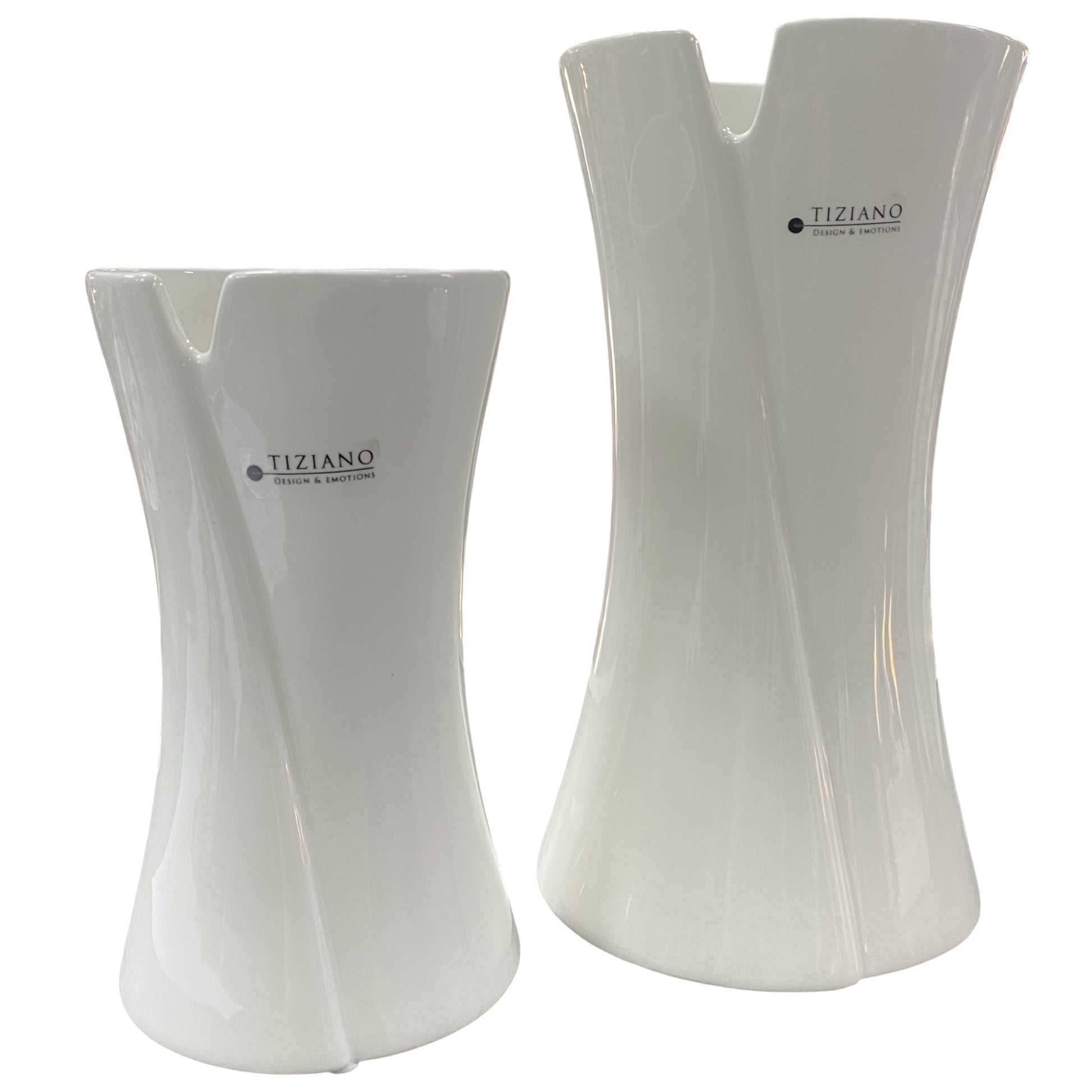 Weiße Keramikvase von Tiziano in moderner, minimalistischer Form mit sanfter Taillierung, freigestellt vor weißem Hintergrund