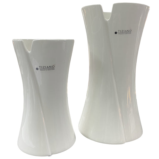 Weiße Keramikvase von Tiziano in moderner, minimalistischer Form mit sanfter Taillierung, freigestellt vor weißem Hintergrund