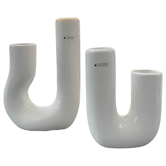 Zwei moderne Keramikvasen in U-Form stehen nebeneinander vor weißem Hintergrund; die linke Vase hat einen weich geschwungenen Verlauf, die rechte eine klare gerade Form.