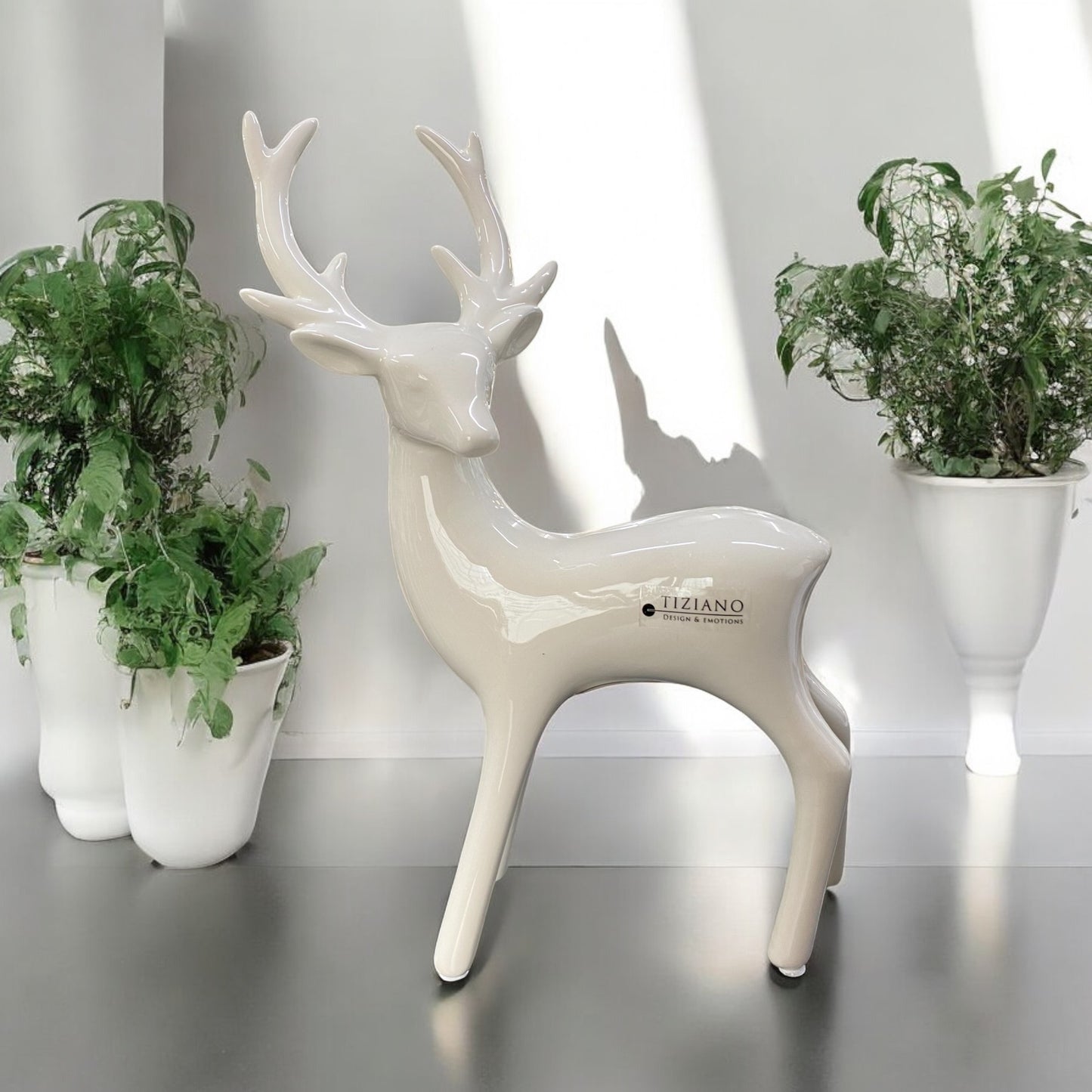 Keramikhirsch in cremeweiß im Ambiente platziert