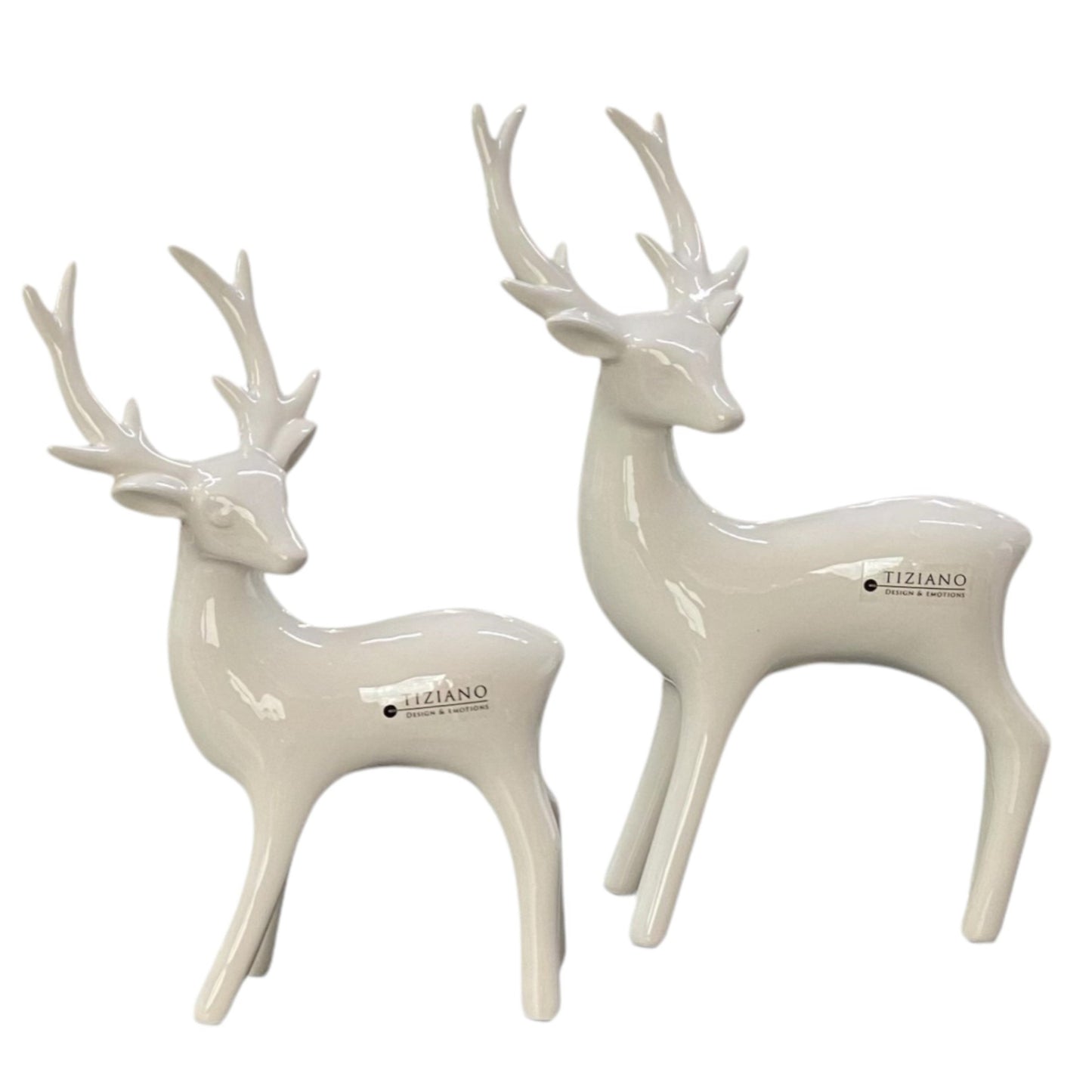 Hirsche in cremeweiß aus Keramik in zwei verschiedenen Größen vor weißem Hintergrund