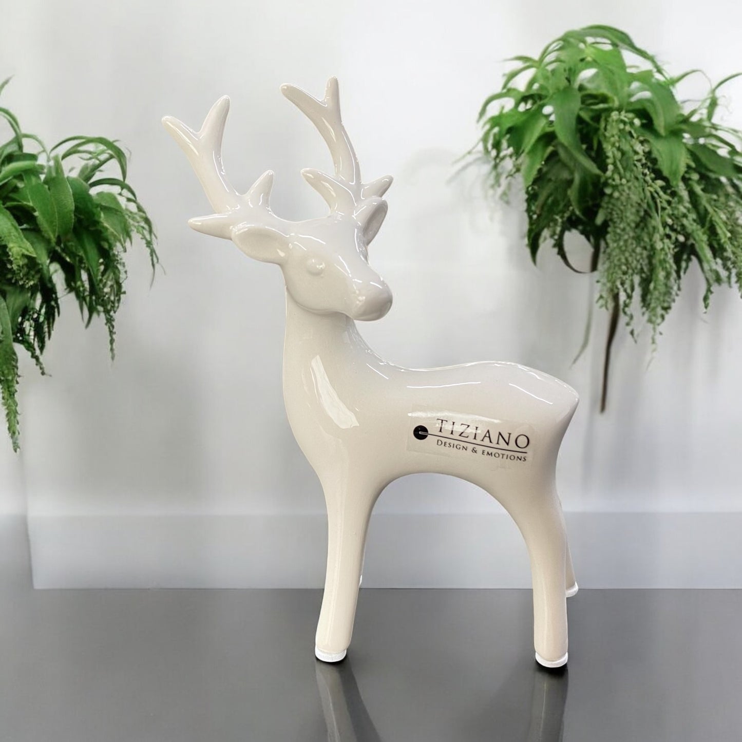 Keramikhirsch in cremeweiß im Ambiente platziert
