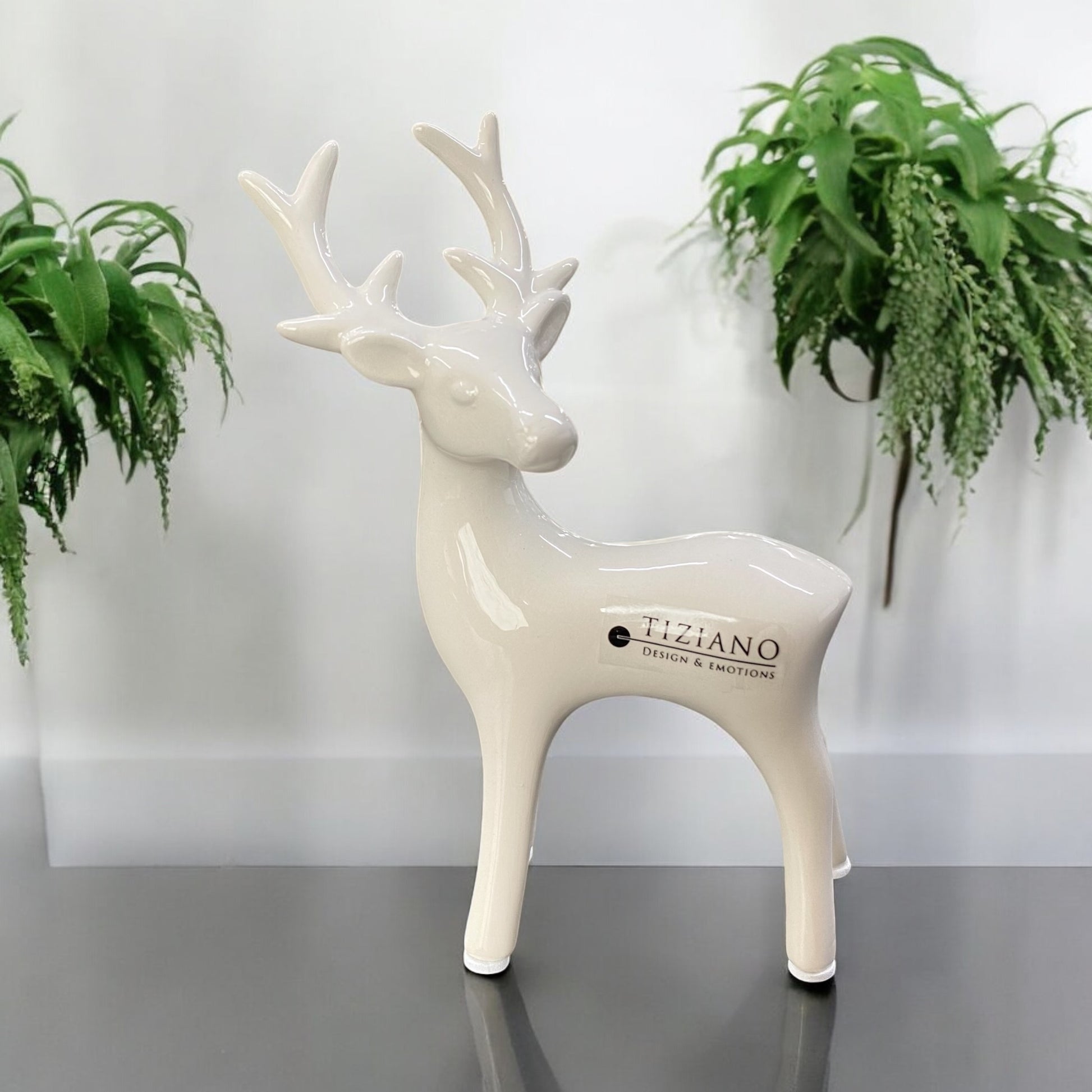 Keramikhirsch in cremeweiß im Ambiente platziert