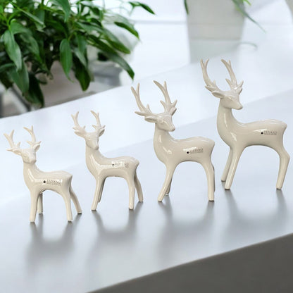 Hirsche in cremeweiß aus Keramik in vier verschiedenen Größen im Ambiente platziert