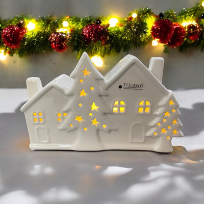 Beleuchtetes LED Doppelhaus mit Tannenbäumen im Ambiente platziert