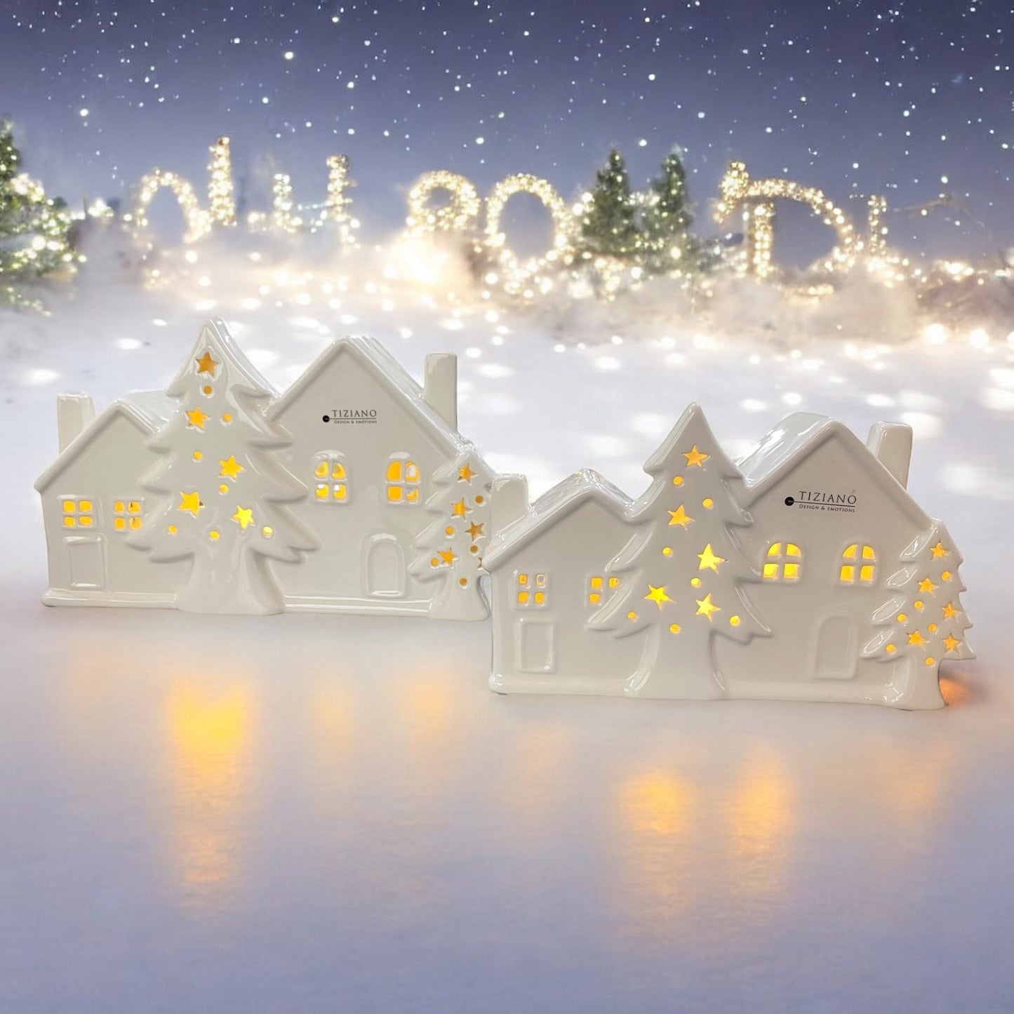 Beleuchtete LED Doppelhäuser mit Tannenbäumen in cremeweiß im Ambiente platziert