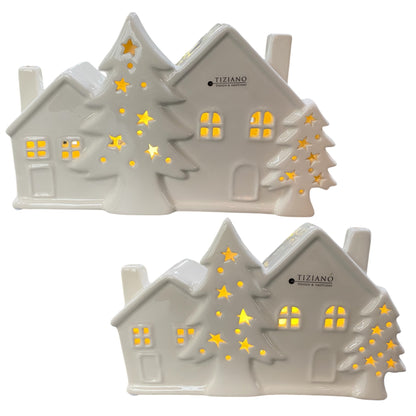 Beleuchtete LED Doppelhäuser mit Tannenbäumen in cremeweiß vor weißem Hintergrund