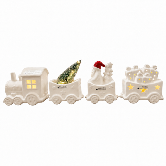 Cremeweißer Tiziano Keramik Weihnachtszug Lukas mit Lokomotive und drei Waggons mit beleuchtetem Weihnachtsbaum, Weihnachtsmann und Geschenken vor weißem Hintergrund.