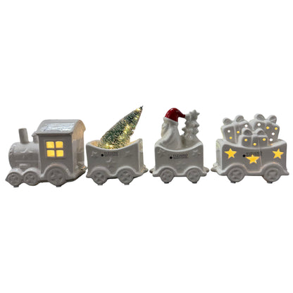 Cremeweißer Tiziano Keramik Weihnachtszug mit Lokomotive und drei Waggons mit beleuchtetem Weihnachtsbaum, Weihnachtsmann und Geschenken vor weißem Hintergrund.