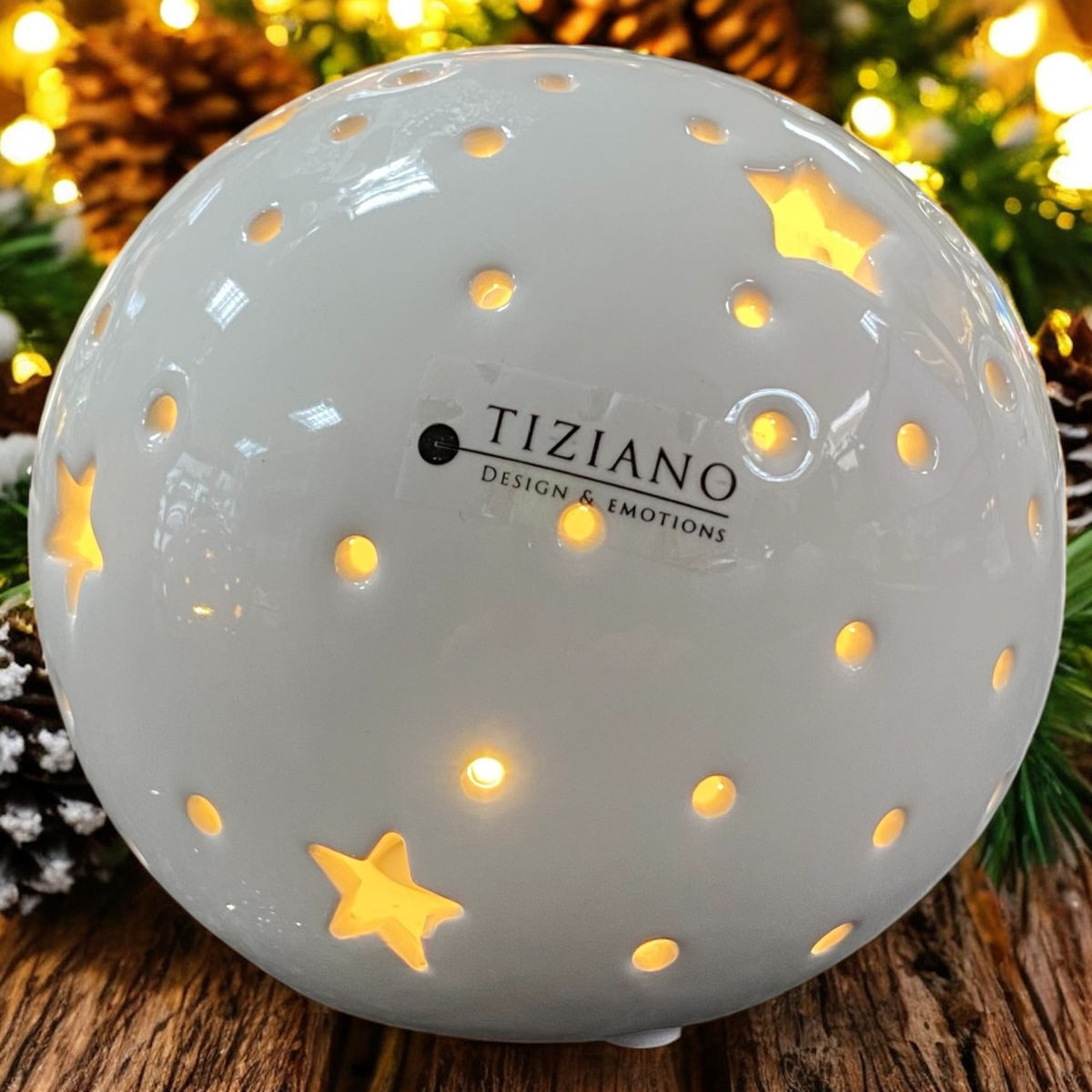 Tiziano kleine LED-Kugel Padova mit Sternen, cremeweiße Keramikleuchte mit warmem Lichtschein.

