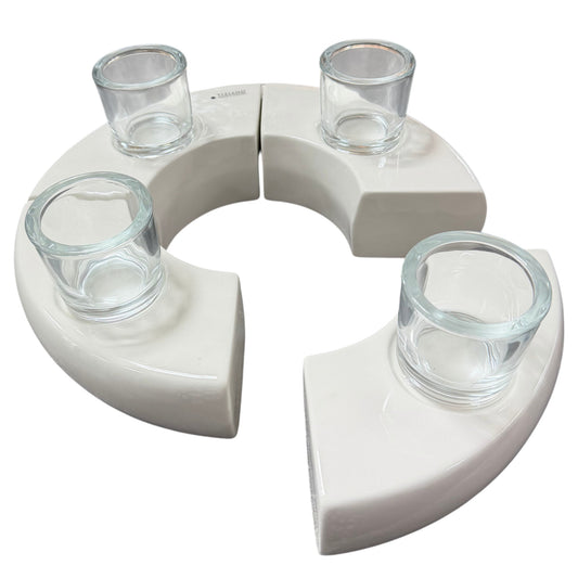 Vierteiliger cremeweißer Tiziano Keramik Kranz Swing Ø 31 cm mit vier transparenten Teelichtgläsern vor weißem Hintergrund.