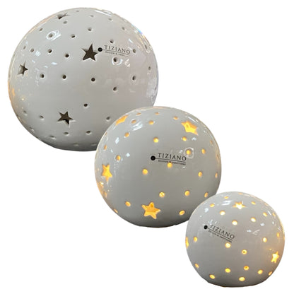 Tiziano LED-Kugel Padova aus cremeweißer Keramik mit Sternen und Lichtpunkten in drei Größen.