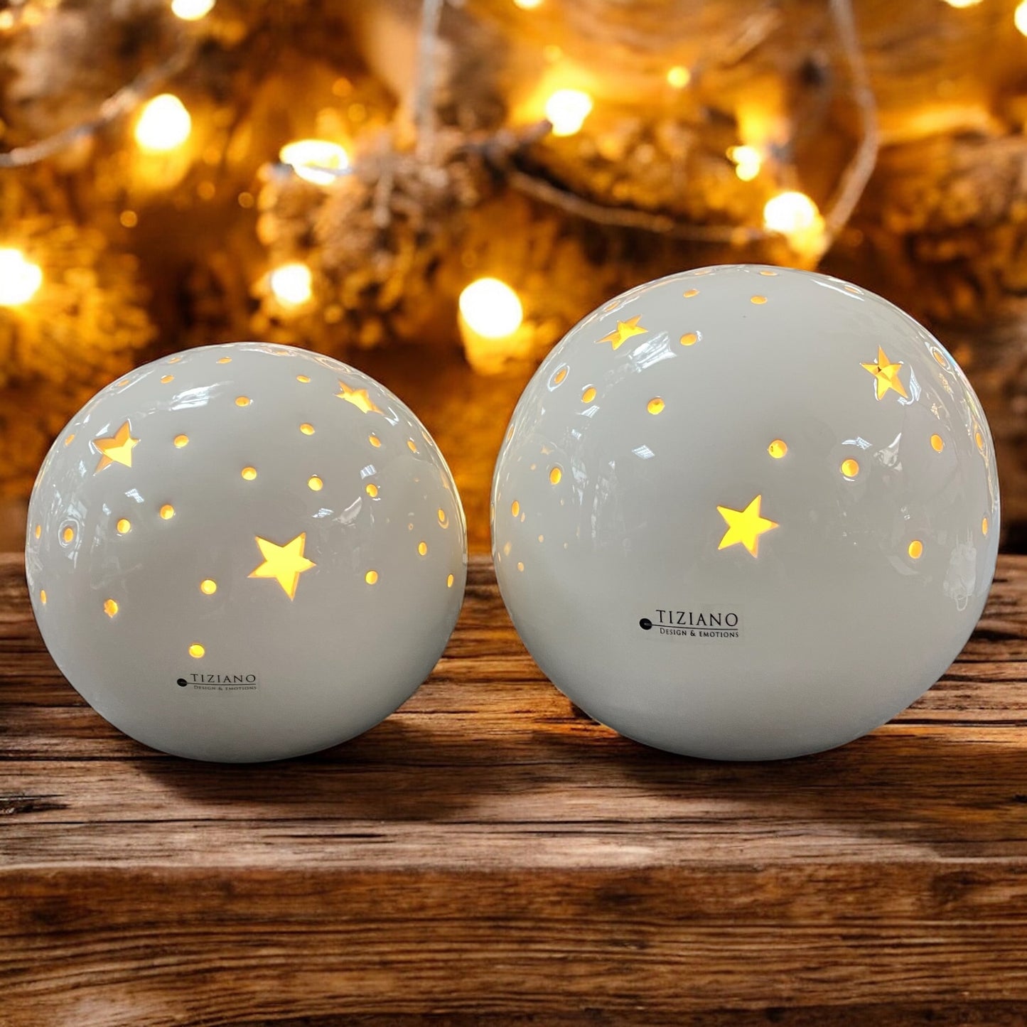 Tiziano LED-Kugeln Padova aus cremeweißer Keramik mit Sternmotiven, stimmungsvolle Beleuchtung im Weihnachtsambiente.