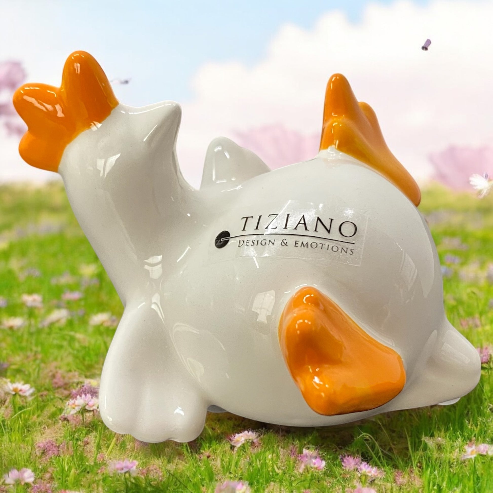 Osterdeko Huhn Figur aus Keramik in Creme-Weiß mit orangenen Akzenten der Marke Tiziano, liegend im Ambiente