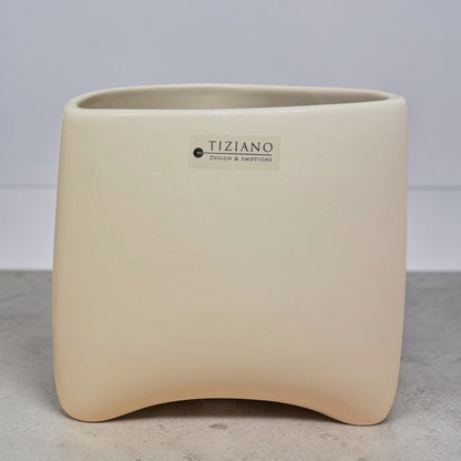 Großes Tiziano Pflanzgefäß in Avena Beige mit abgerundeter rechteckiger Form auf grauem Untergrund.