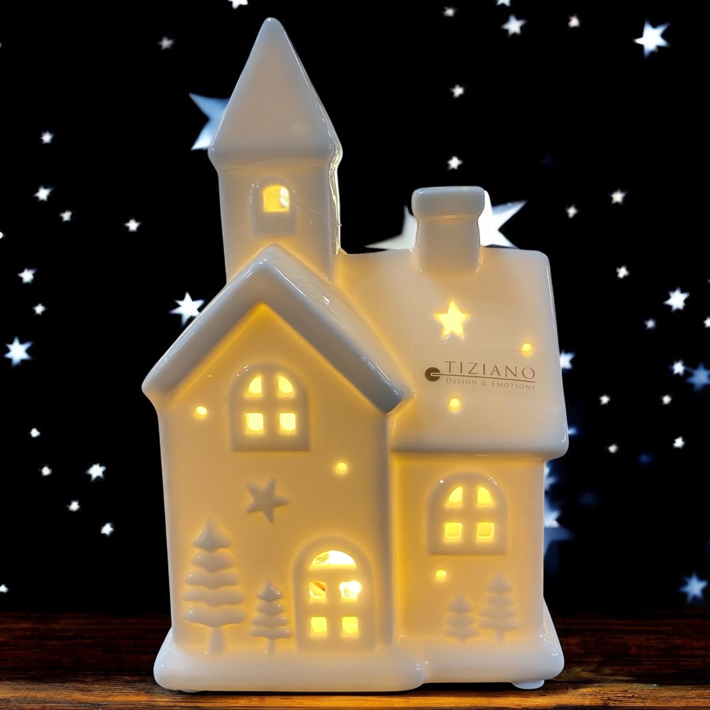 Keramik LED Kirche mit kleinen Weihnachtgsbäumen und Fenstern beleuchtet im Ambiente