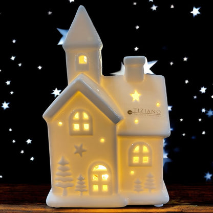 Keramik LED Kirche mit kleinen Weihnachtgsbäumen und Fenstern beleuchtet im Ambiente