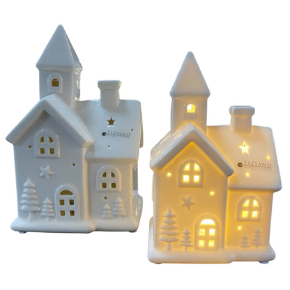 Beleuchtete LED Kirche in zwei verschiedenen Größen vor weißem Hintergrund